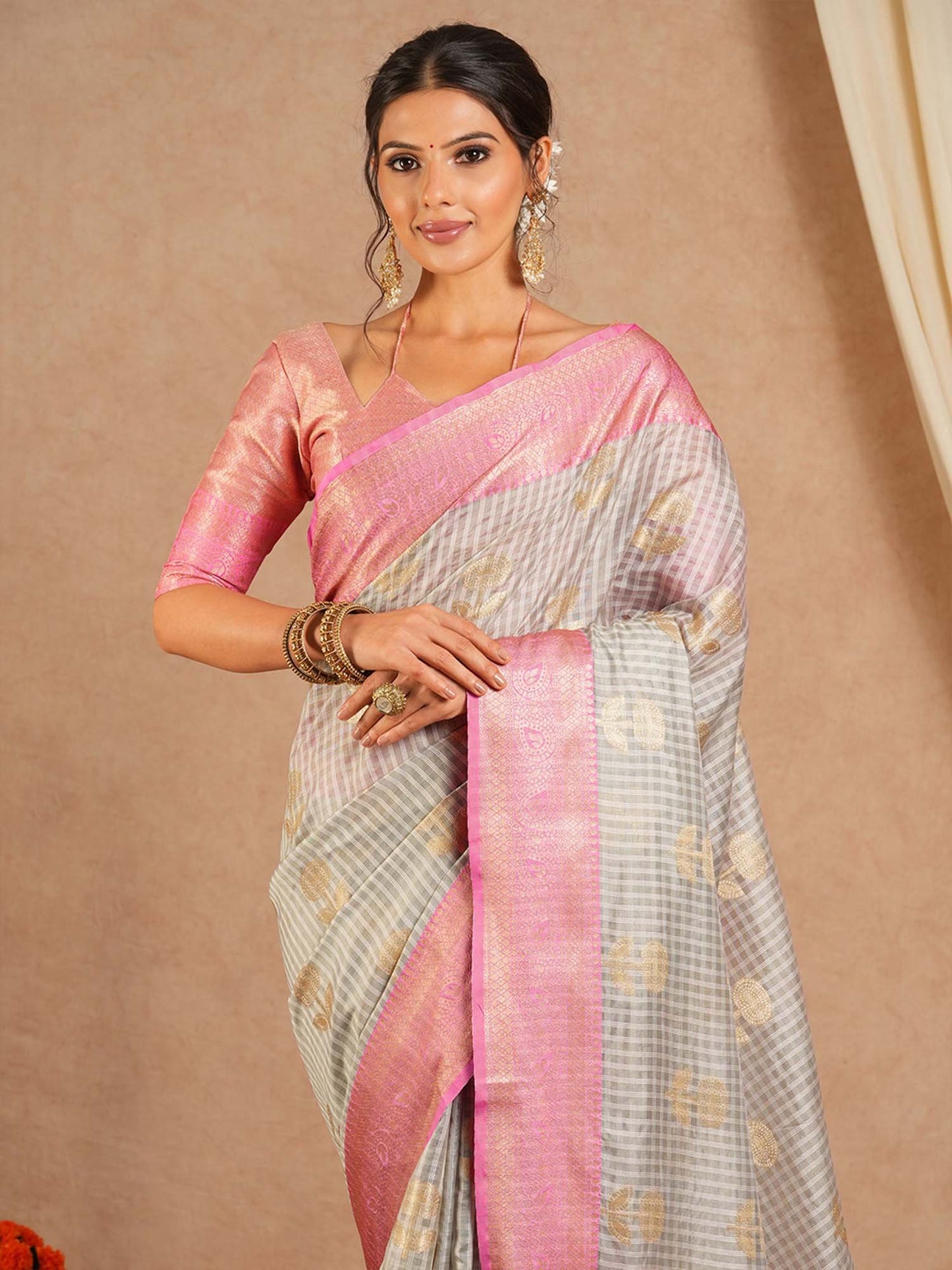 Grey Sungudi Cotton Blend Woven Saree