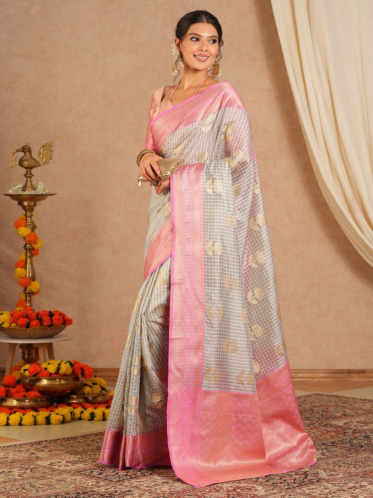Grey Grey Sungudi Cotton Blend Woven Saree