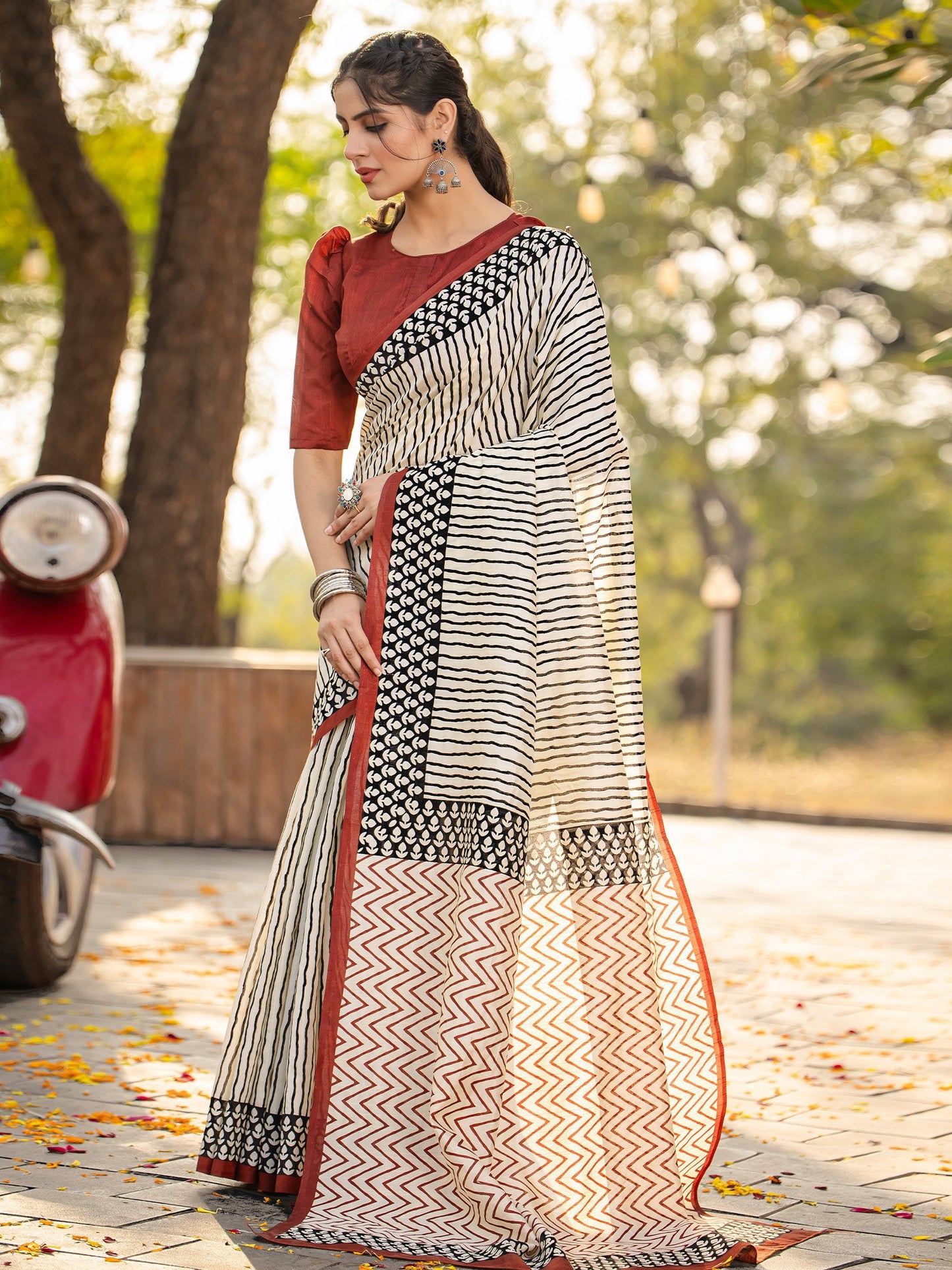 Off Leheriya Bhagalpuri Silk Printed Saree