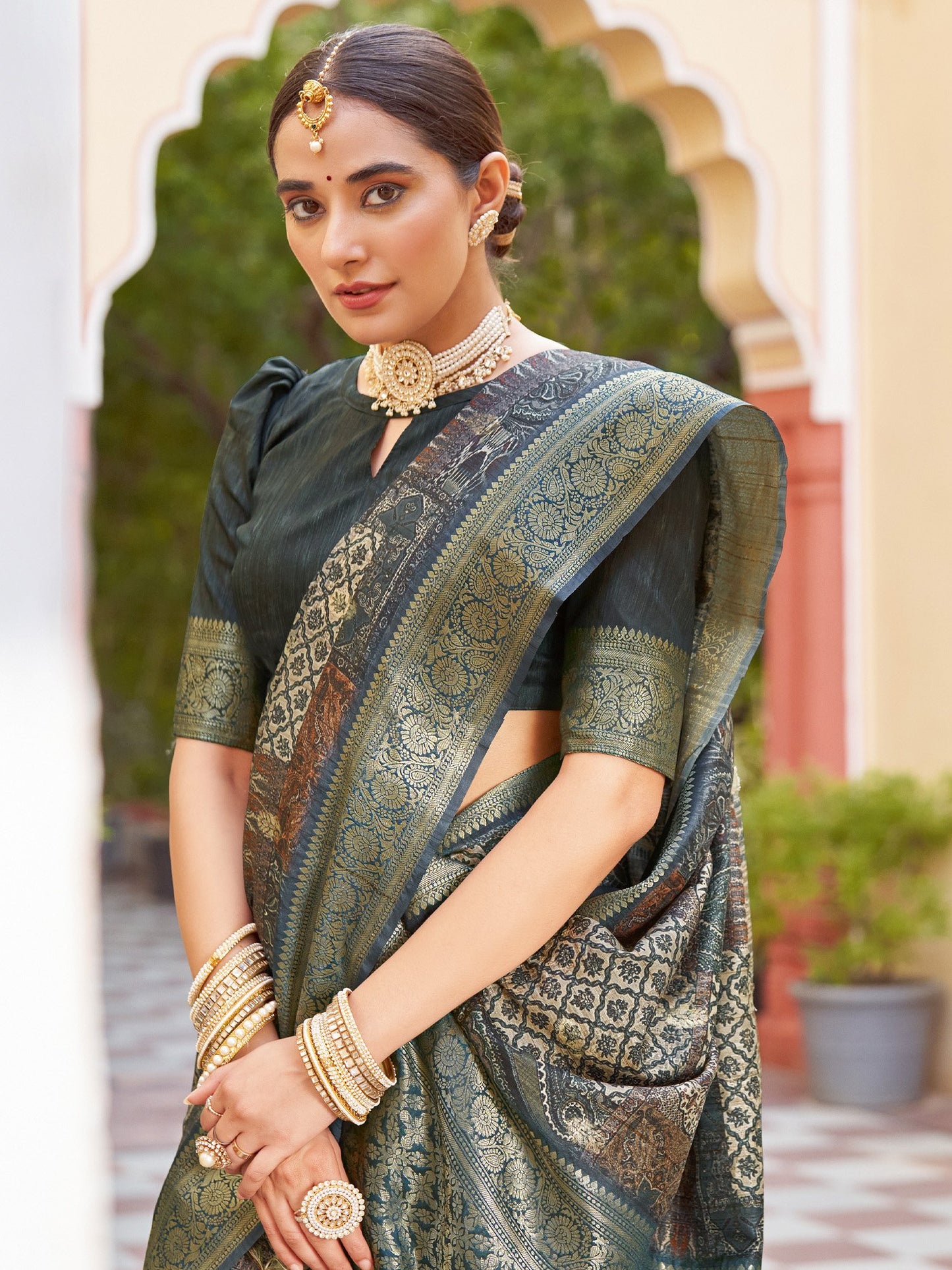 Dark Sungudi Silk Blend Woven Saree