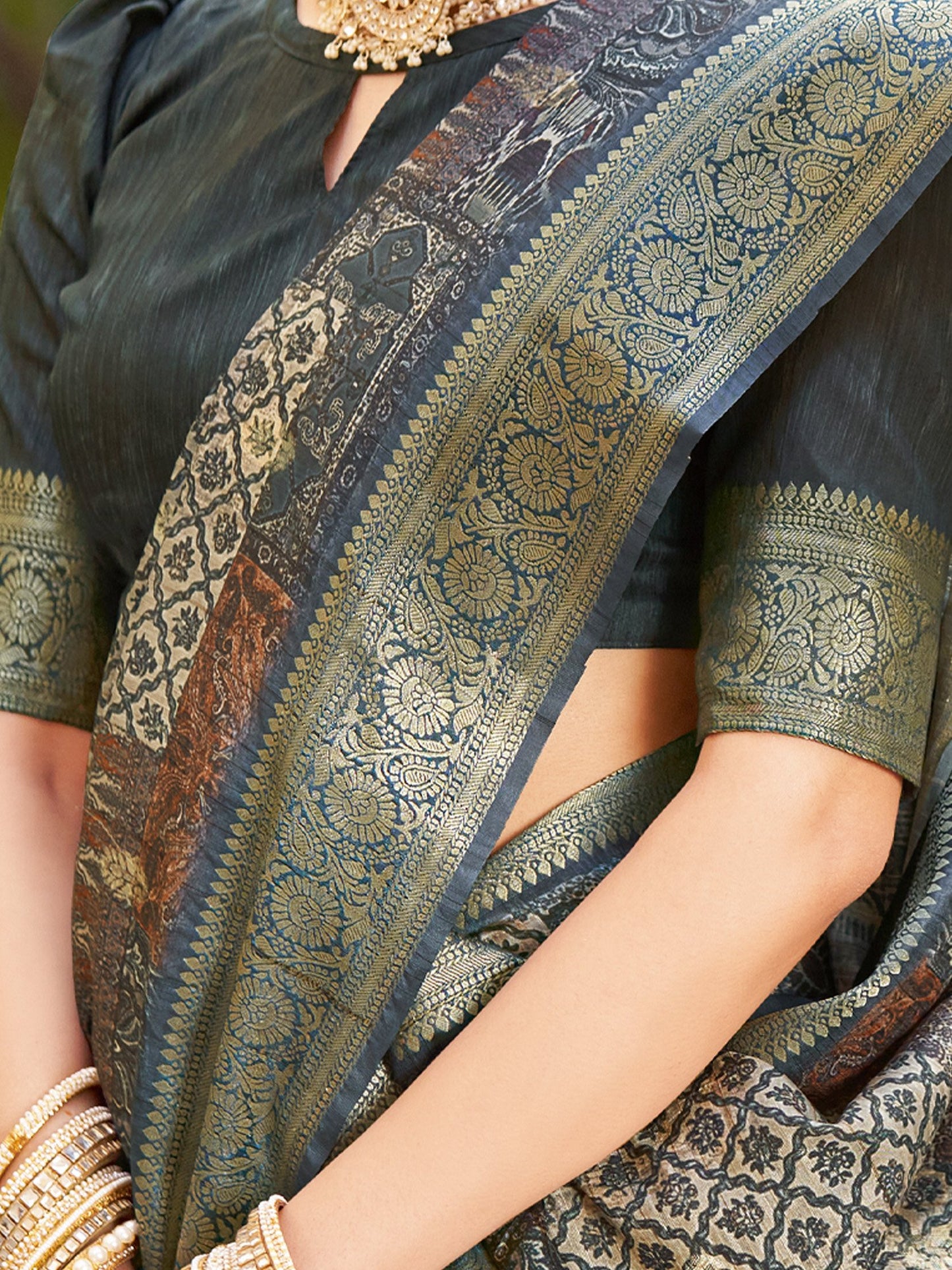 Dark Sungudi Silk Blend Woven Saree