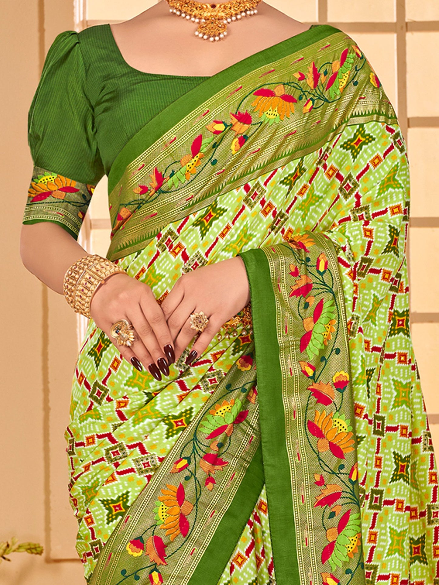 Get the best saree shops in Chandni Chowk