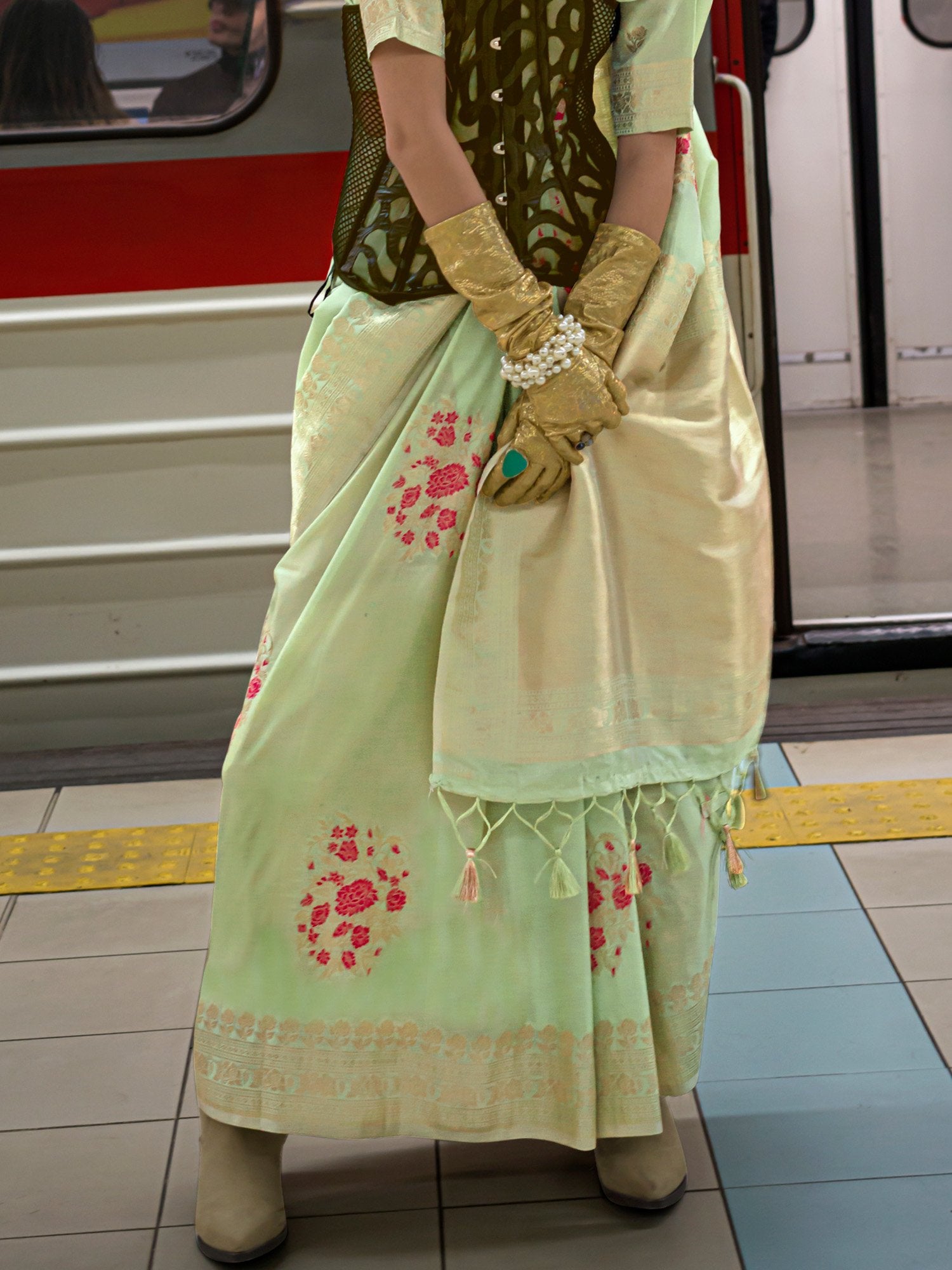 Get the best saree shops in Chandni Chowk