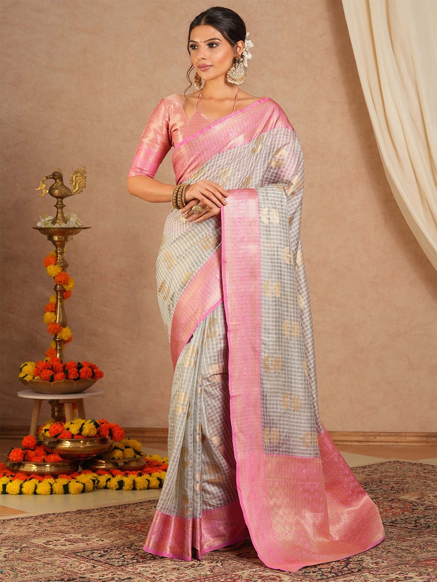 Grey Sungudi Cotton Blend Woven Saree