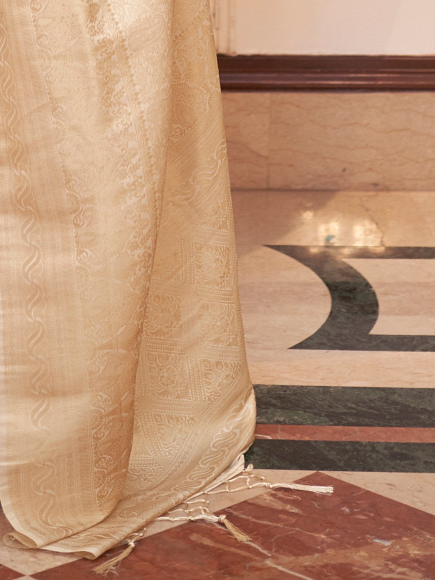 Get the best saree shops in Chandni Chowk