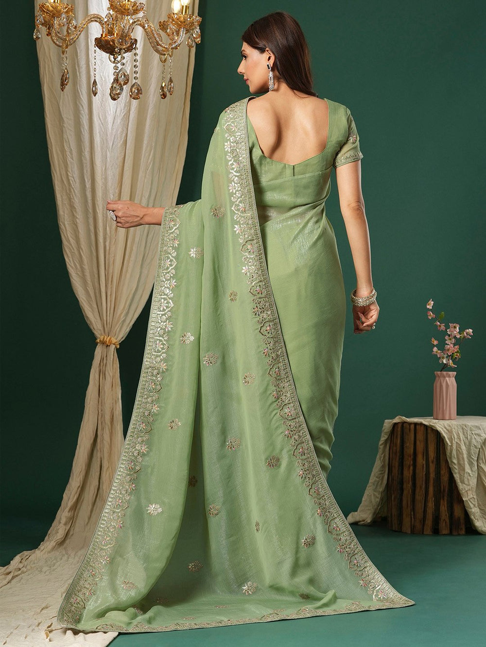 Get the best saree shops in Chandni Chowk