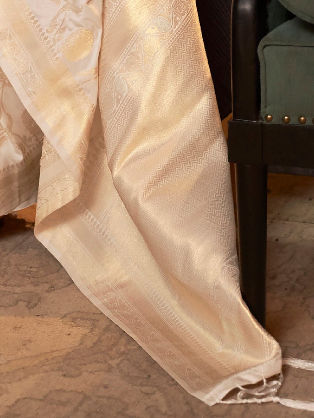 Timeless Cream Designer Zari Woven Exclusive Saree - Image 4