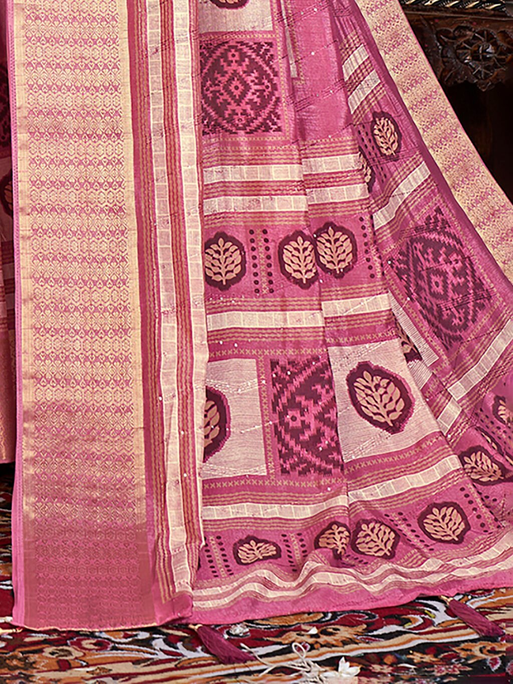 Graceful Mauve Bandhani Silk Saree - Image 3