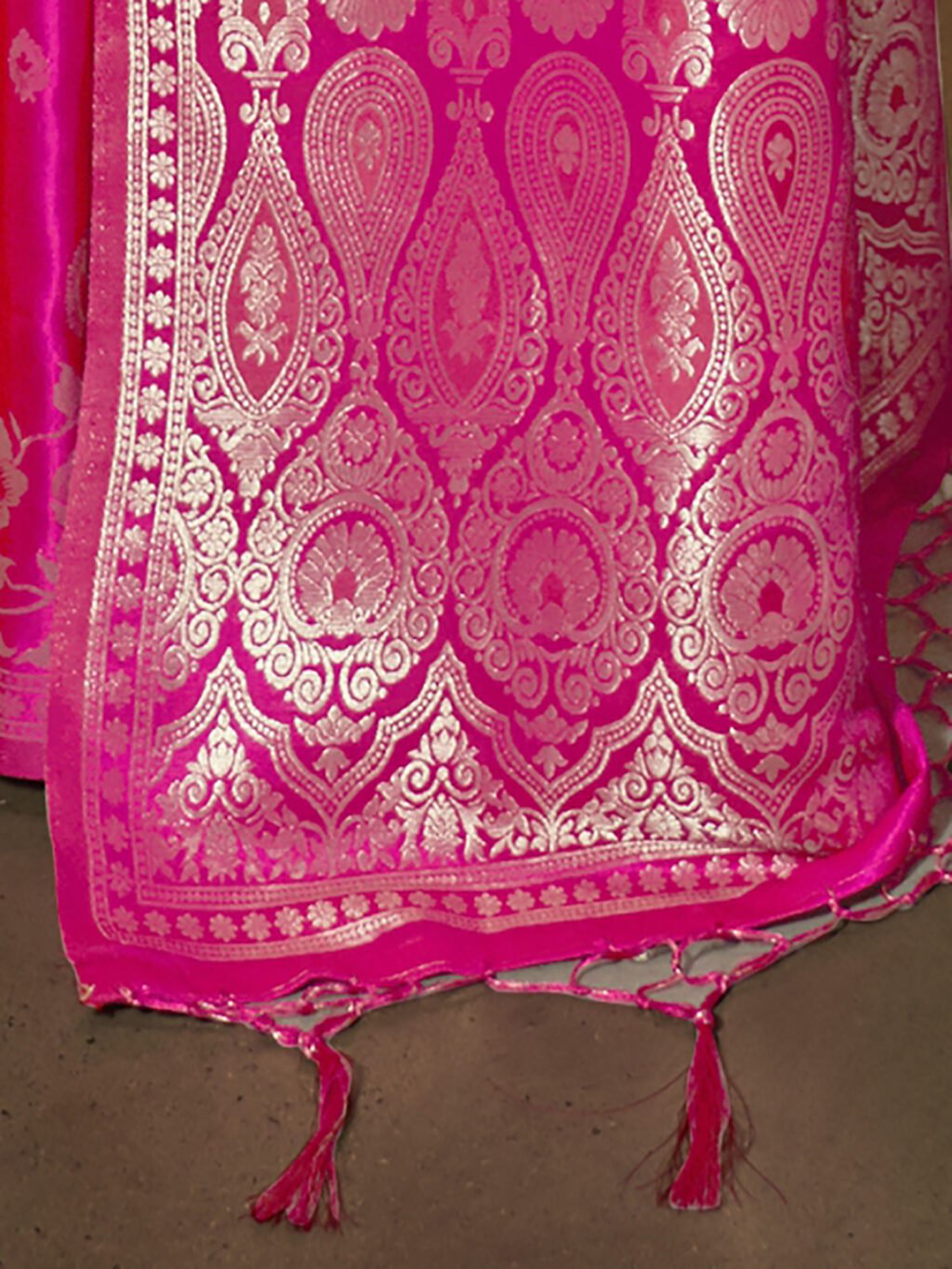 Elegant Pink Designer Zari Woven Exclusive Saree - Image 4