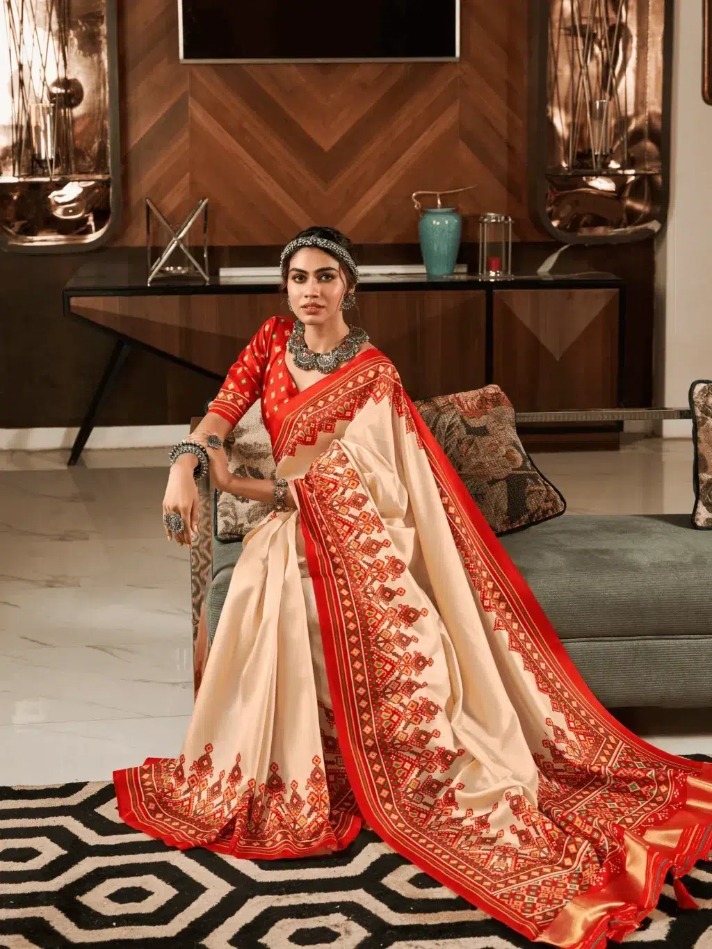Cream Gujarati Handloom Silk Saree - Image 3