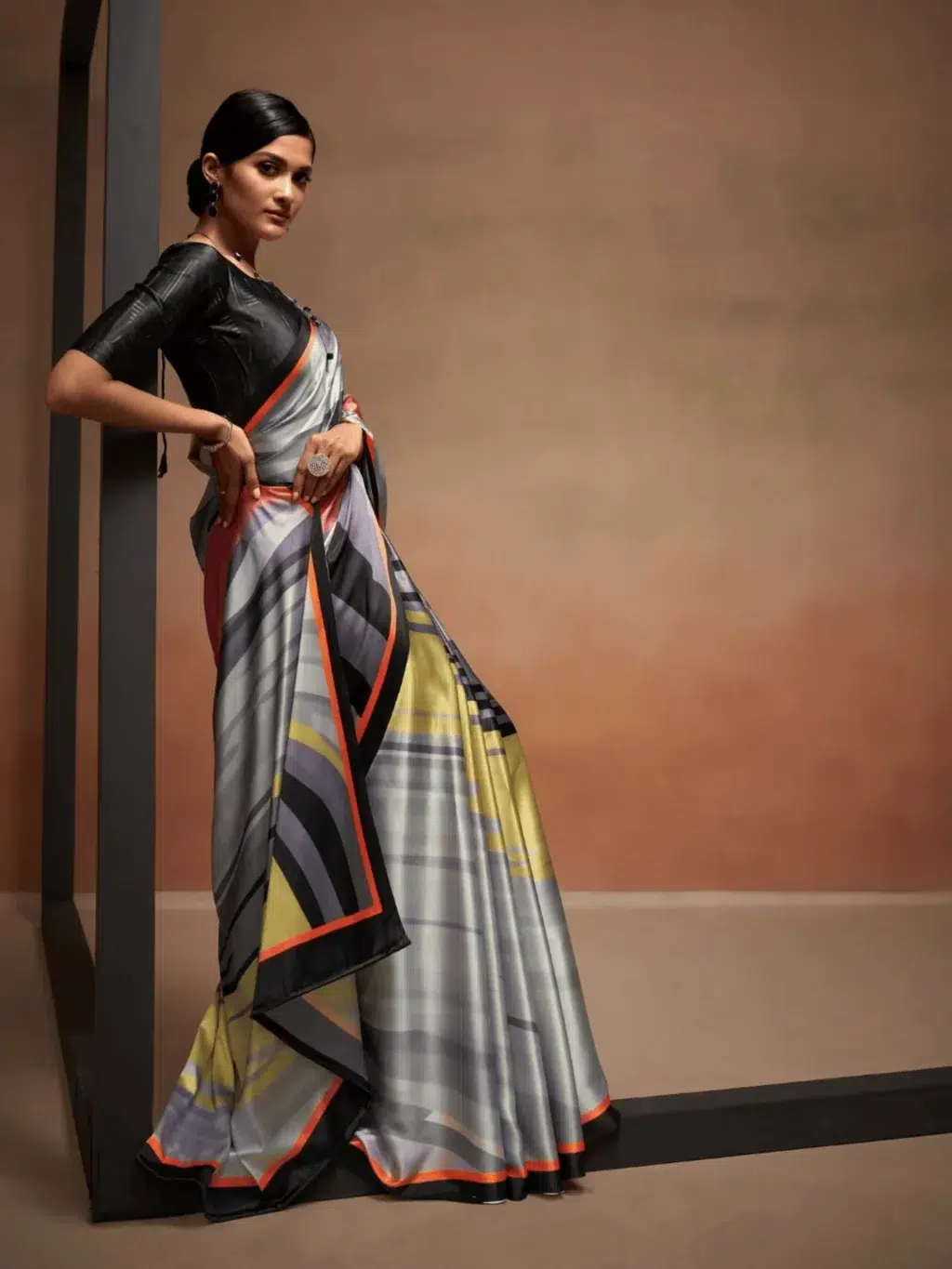 Grey  Crape Silk Saree - Image 4