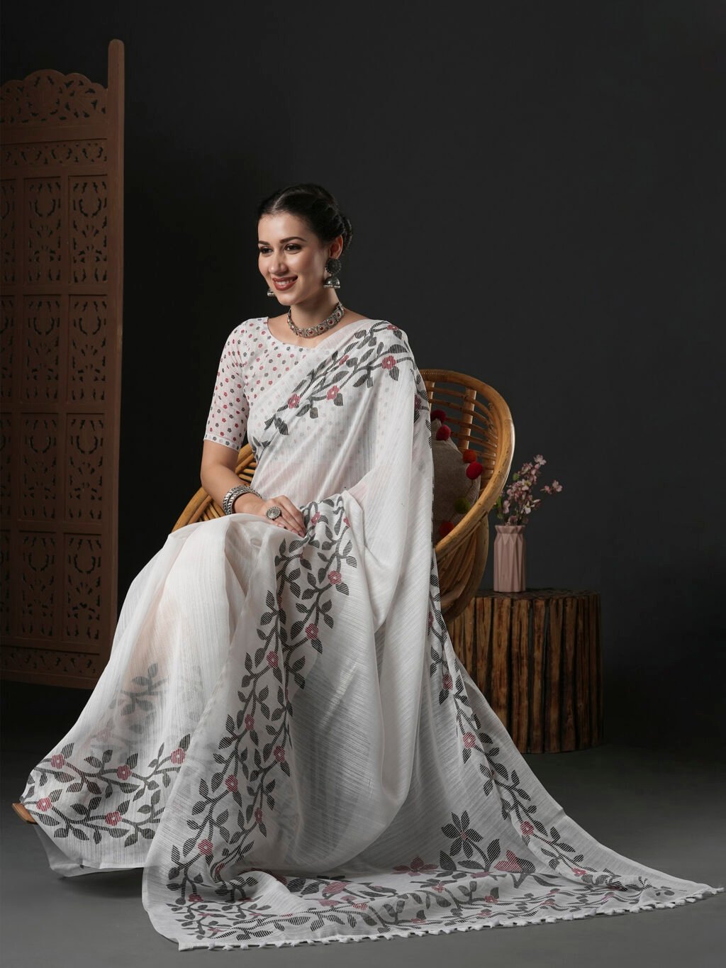 Classic White Branded Cotton Saree - Image 3