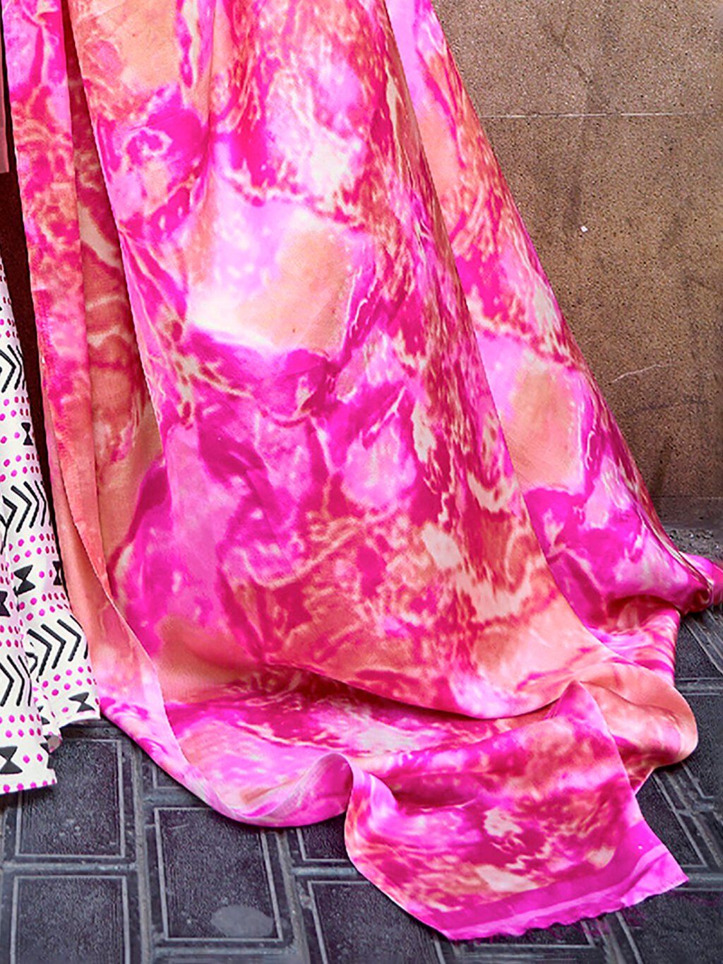 Pinkish White Satin Crepe Digital Printed Saree - Image 3