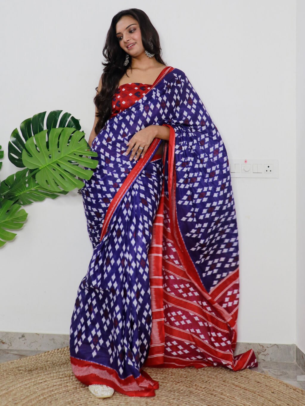 Red and Blue Printed Branded Cotton Saree - Image 3