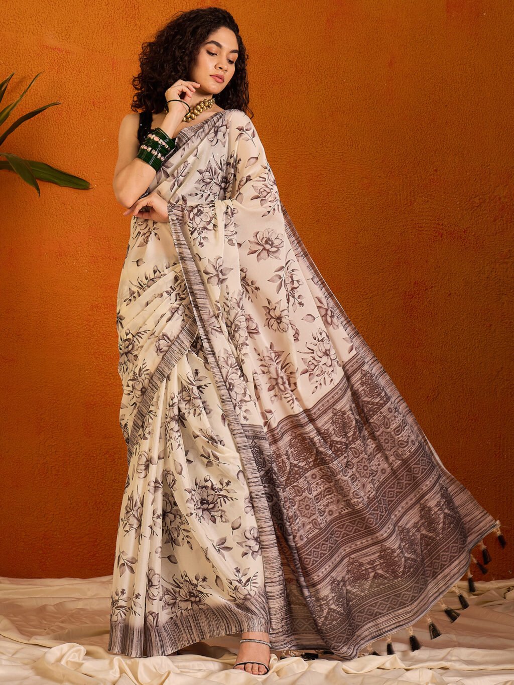 Image of Off White Georgette Saree