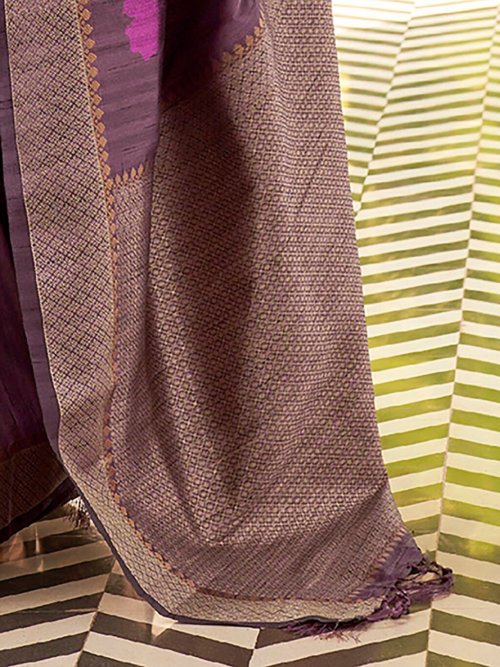 Purple Banarasi Silk Blend Woven Saree - Image 4