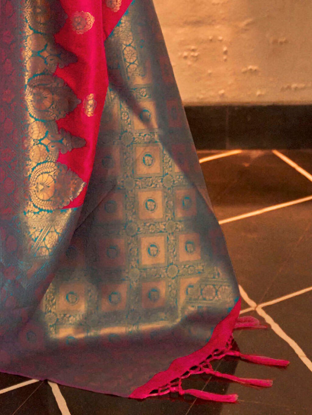 Pink Banarasi Silk Blend Woven Saree - Image 4
